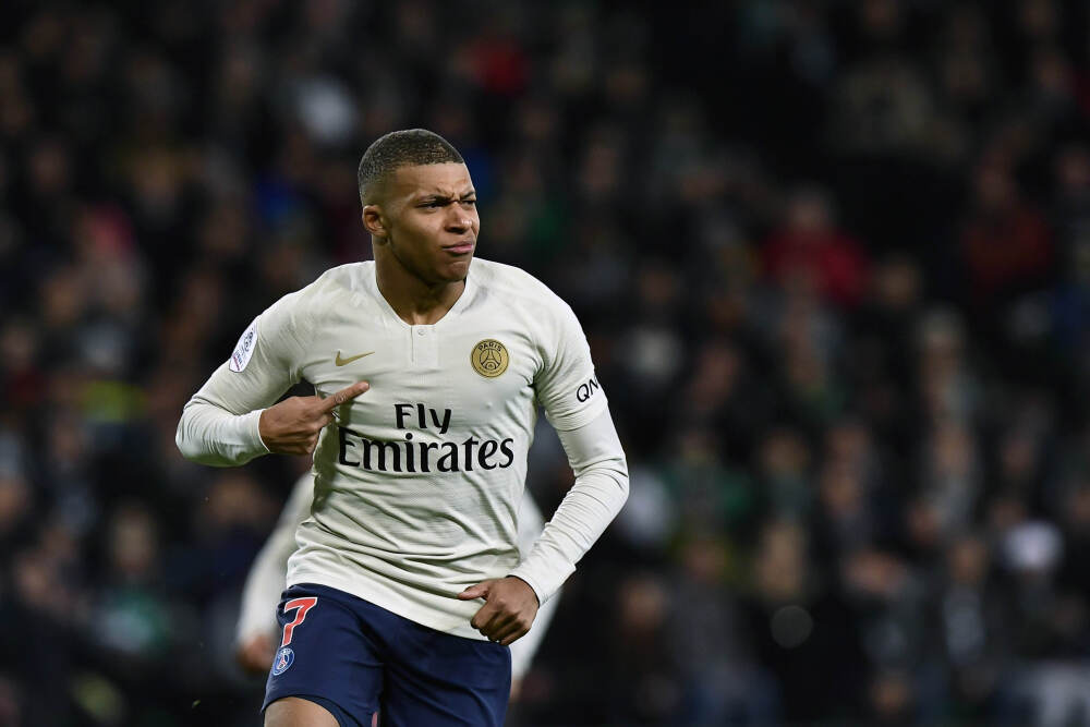 AI走进指数投资，大模型青睐银行股、“易中天”